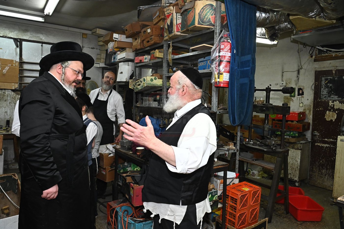 הרה"צ רבי אהרן מרדכי רוקח בביקור במפעל תפילין בבני ברק