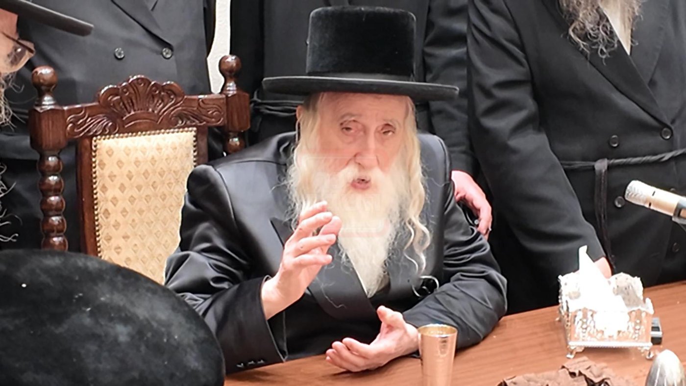 האדמו"ר ממחנובקא בעלזא בטיש לחיים לאחר שחרית