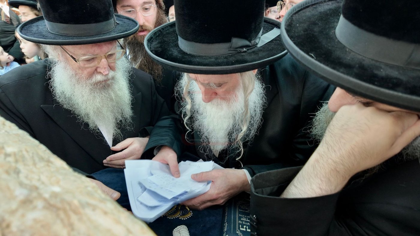 האדמו"ר ממחנובקא בעלזא בעליה לציון בהר המנוחות