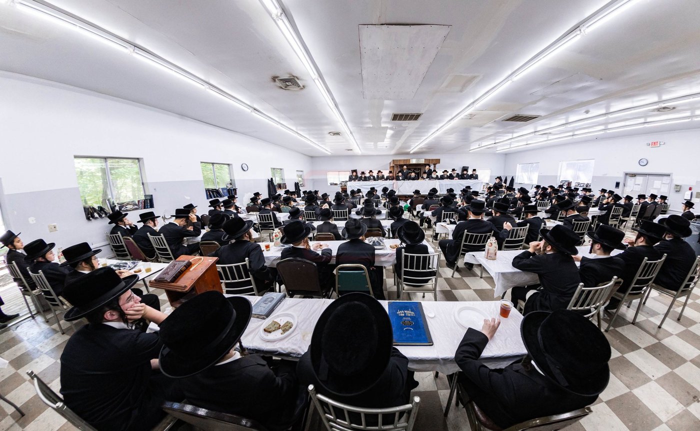 האדמו"ר מבאבוב 45 בביקור במחנה הקיץ של החסידות בקאנטרי