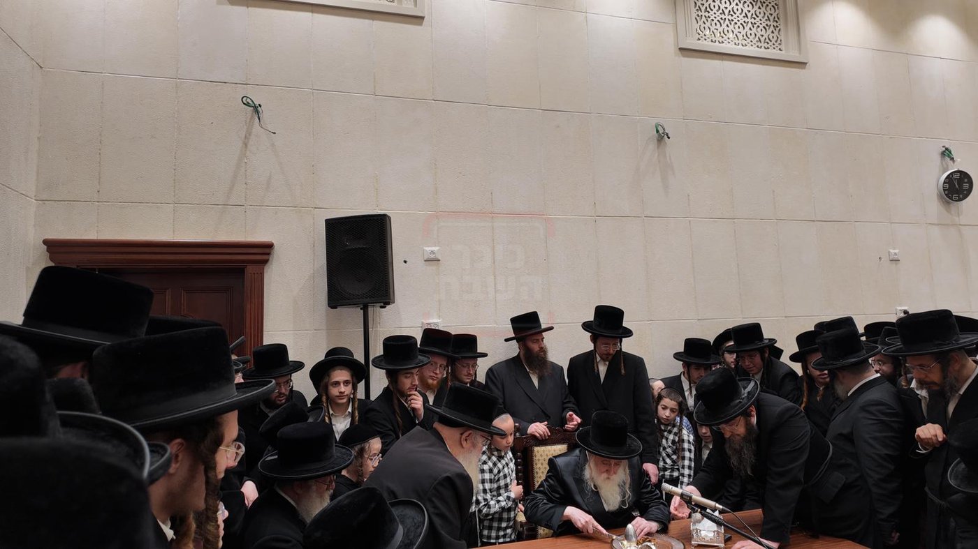 האדמו"ר ממחנובקא בעלזא בטיש לחיים לאחר שחרית