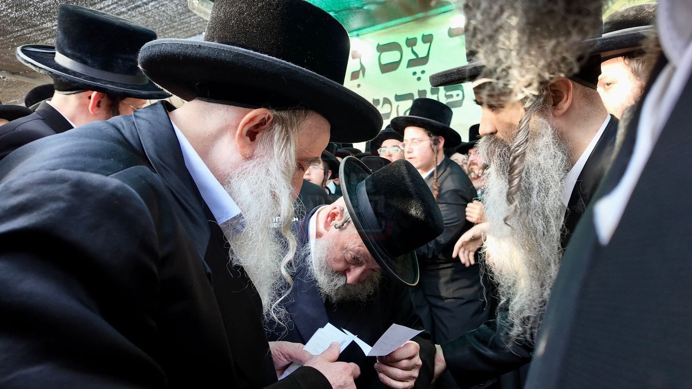 האדמו"ר ממחנובקא בעלזא בעליה לציון בהר המנוחות