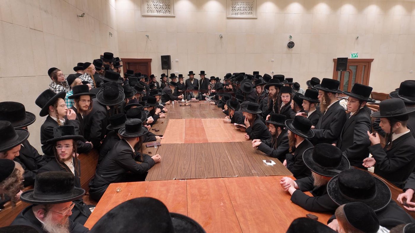 האדמו"ר ממחנובקא בעלזא בטיש לחיים לאחר שחרית