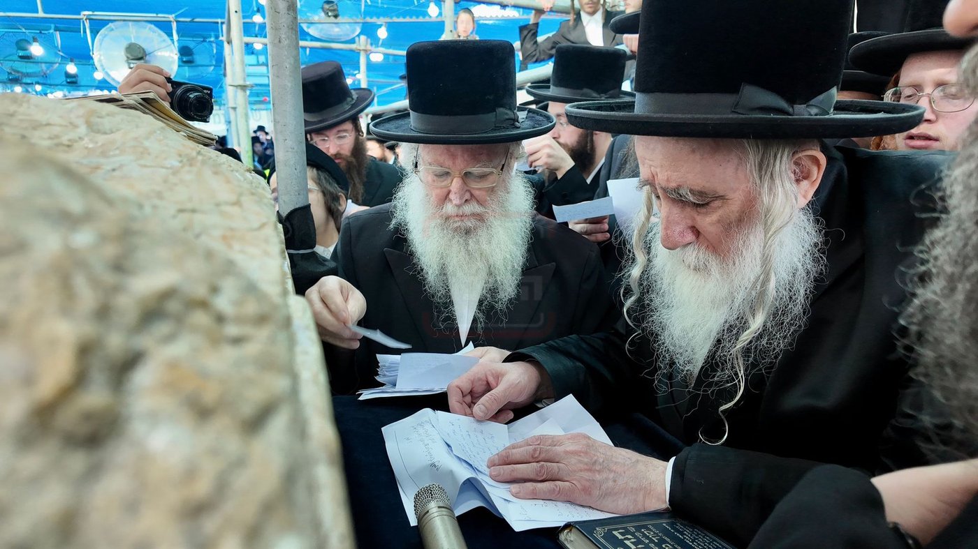 האדמו"ר ממחנובקא בעלזא בעליה לציון בהר המנוחות
