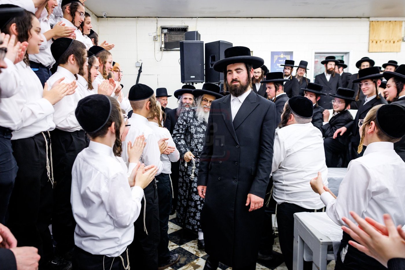 האדמו"ר מסאטמר בביקור בקעמפים בהרי הקאנטרי