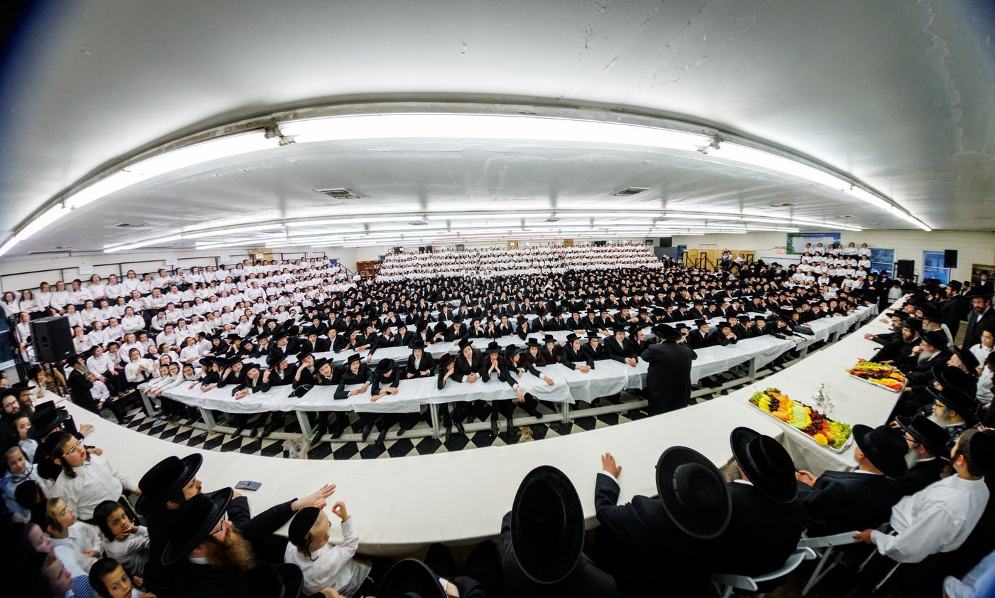 האדמו"ר מסאטמר בביקור בקעמפים בהרי הקאנטרי