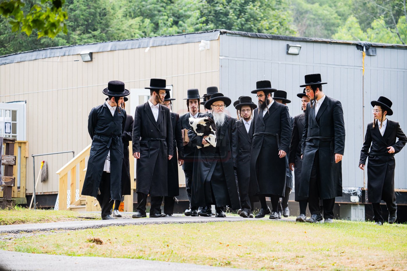 האדמו''ר מסערדאהעלי במחנה ישיבת סערדאהעלי במאנטיסעלאו 