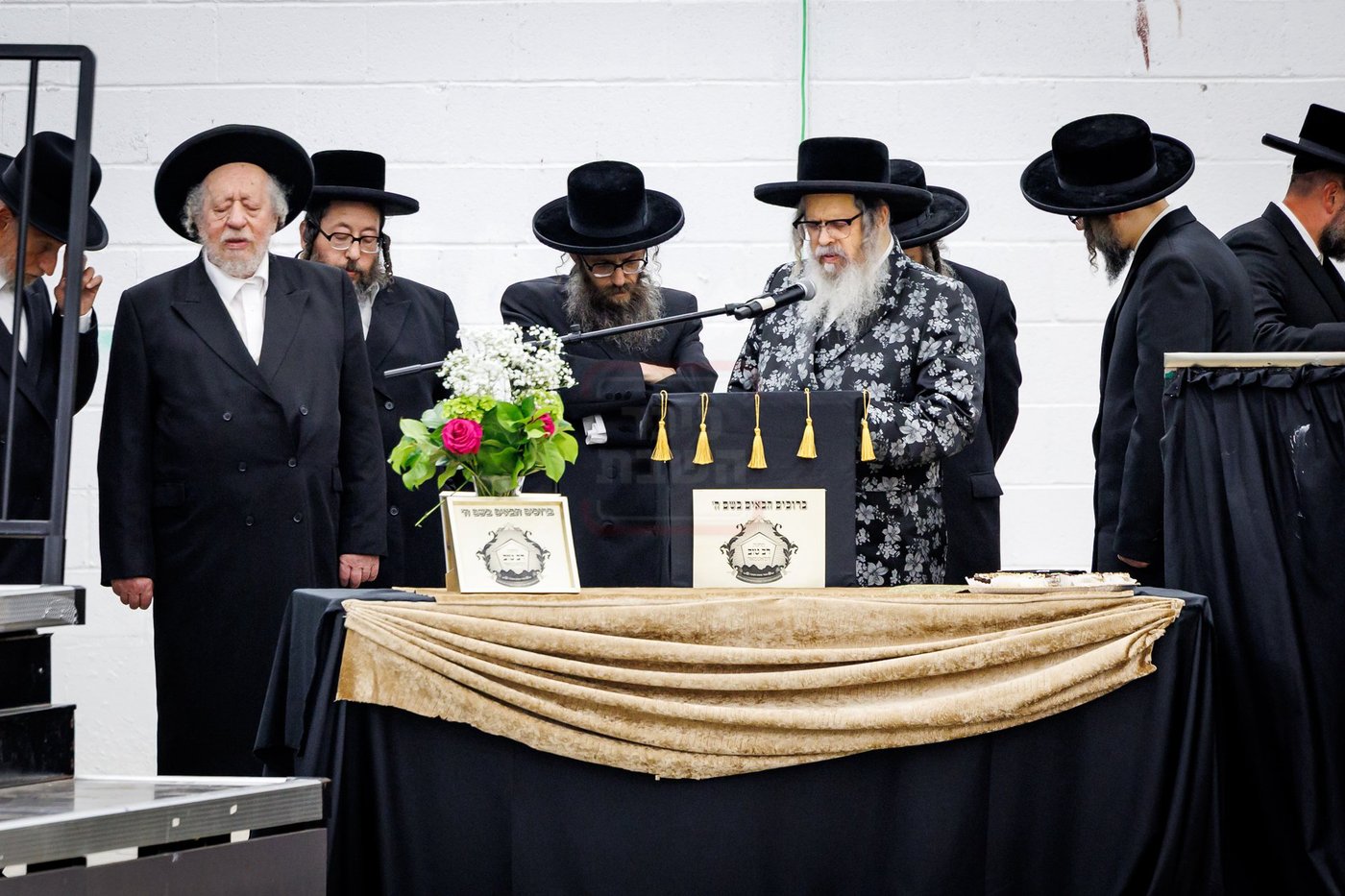 האדמו"ר מסאטמר בביקור בקעמפים בהרי הקאנטרי