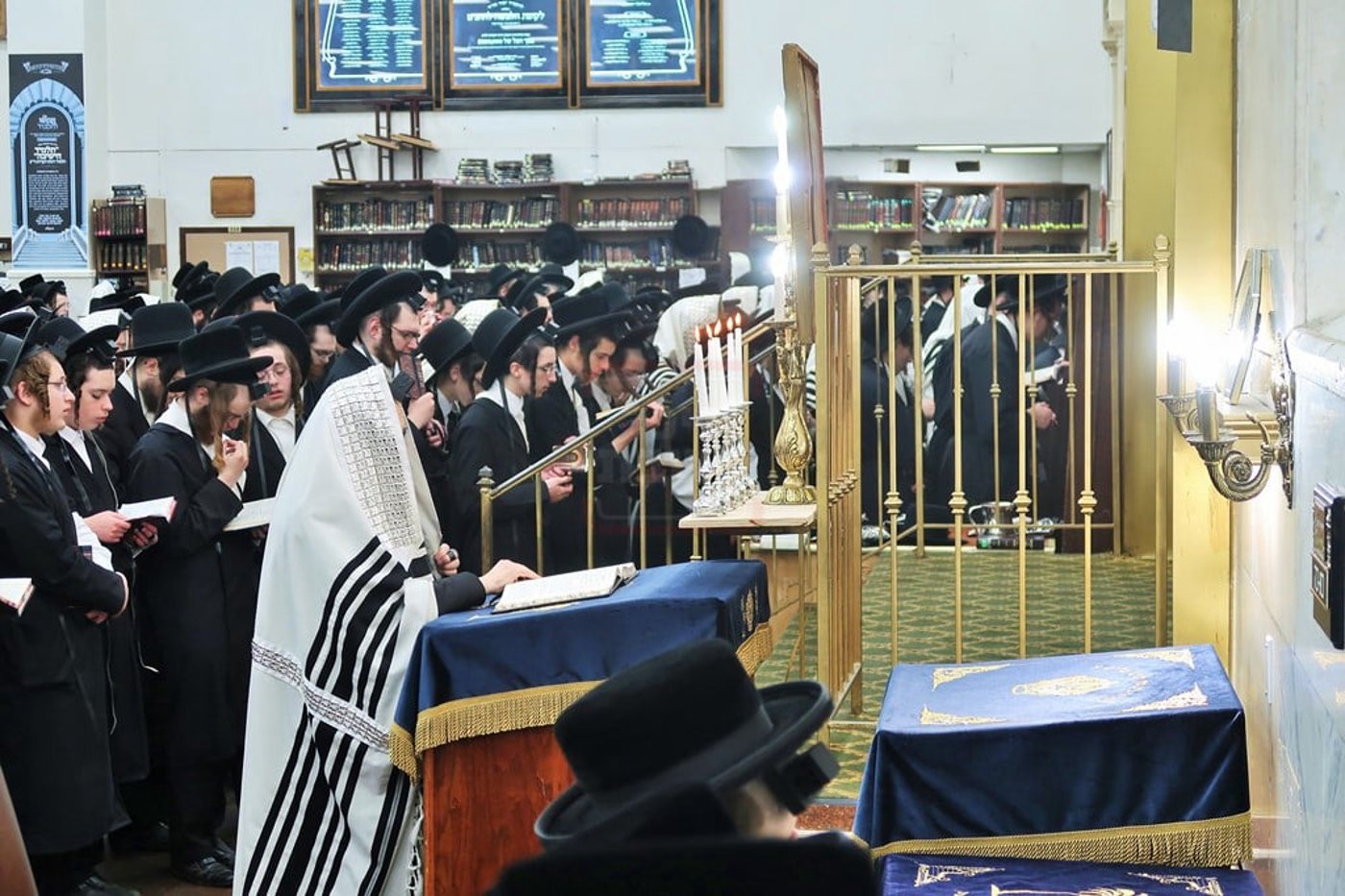 האדמו"ר מסאטמר בתפילת שחרית ביום ההילולא
