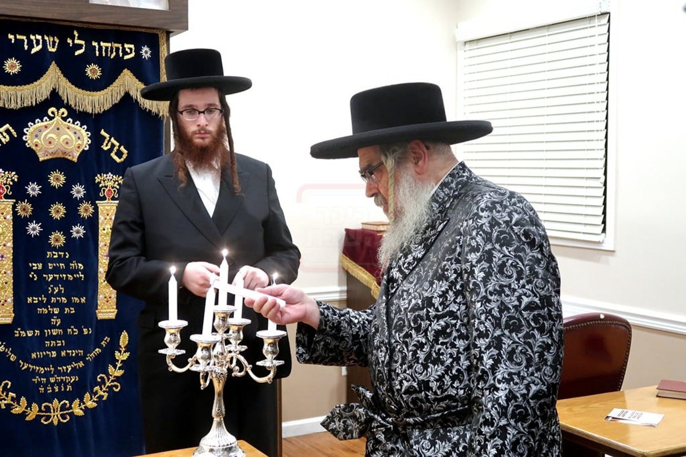 האדמו"ר מסאטמר בהדלקת נרות לפני תפילת ערבית בליל ההילולא