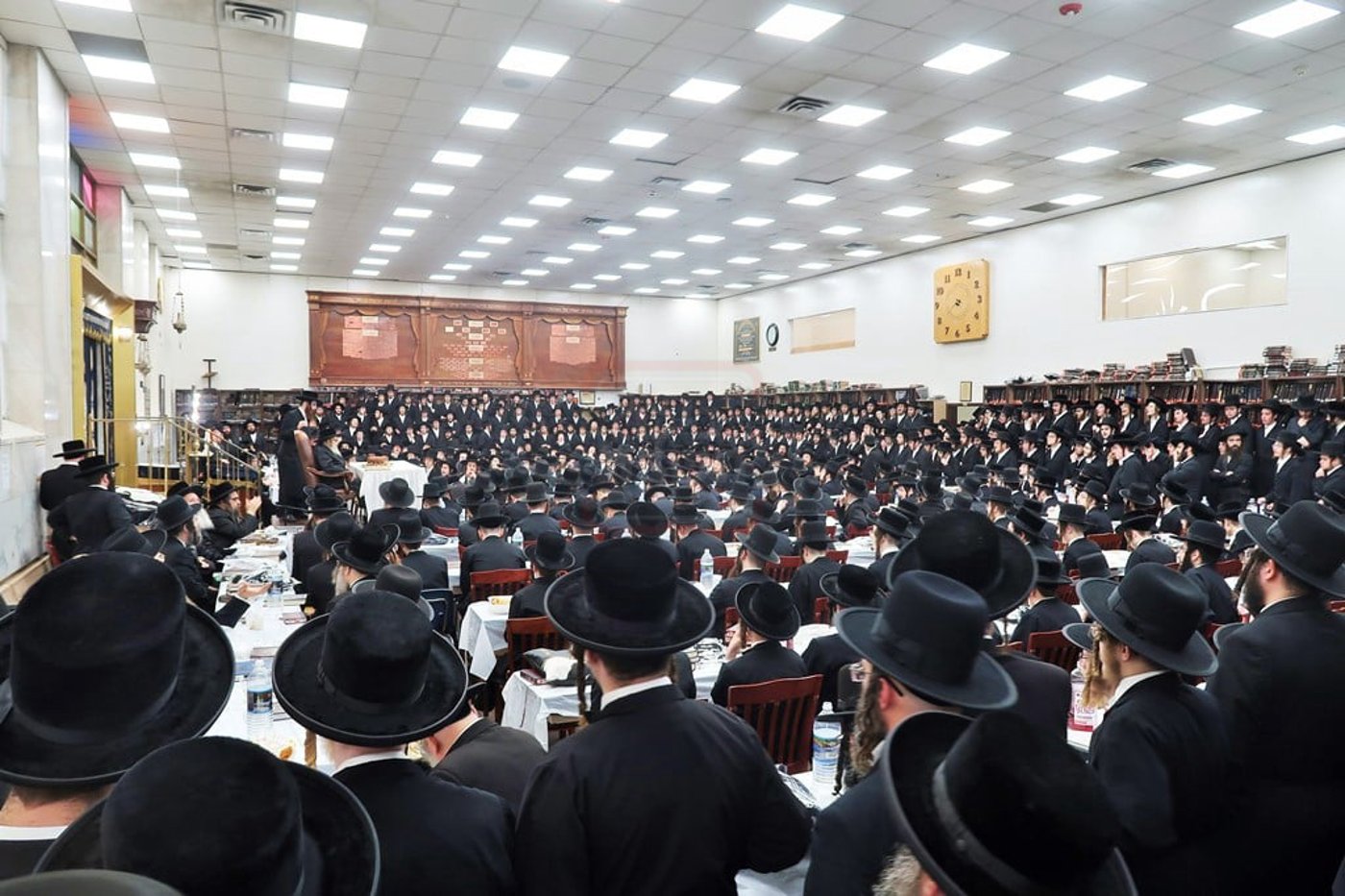 האדמו"ר מסאטמר בטיש לחיים לאחר תפילת שחרית ביום ההילולא