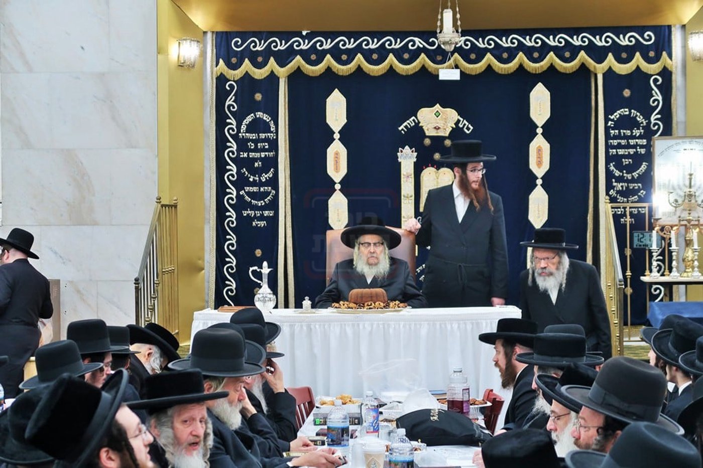 האדמו"ר מסאטמר בטיש לחיים לאחר תפילת שחרית ביום ההילולא