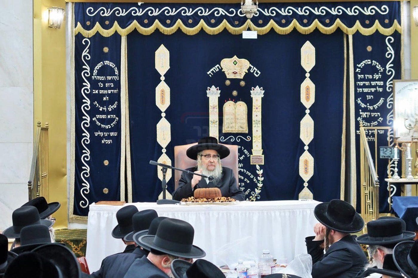 האדמו"ר מסאטמר בטיש לחיים לאחר תפילת שחרית ביום ההילולא