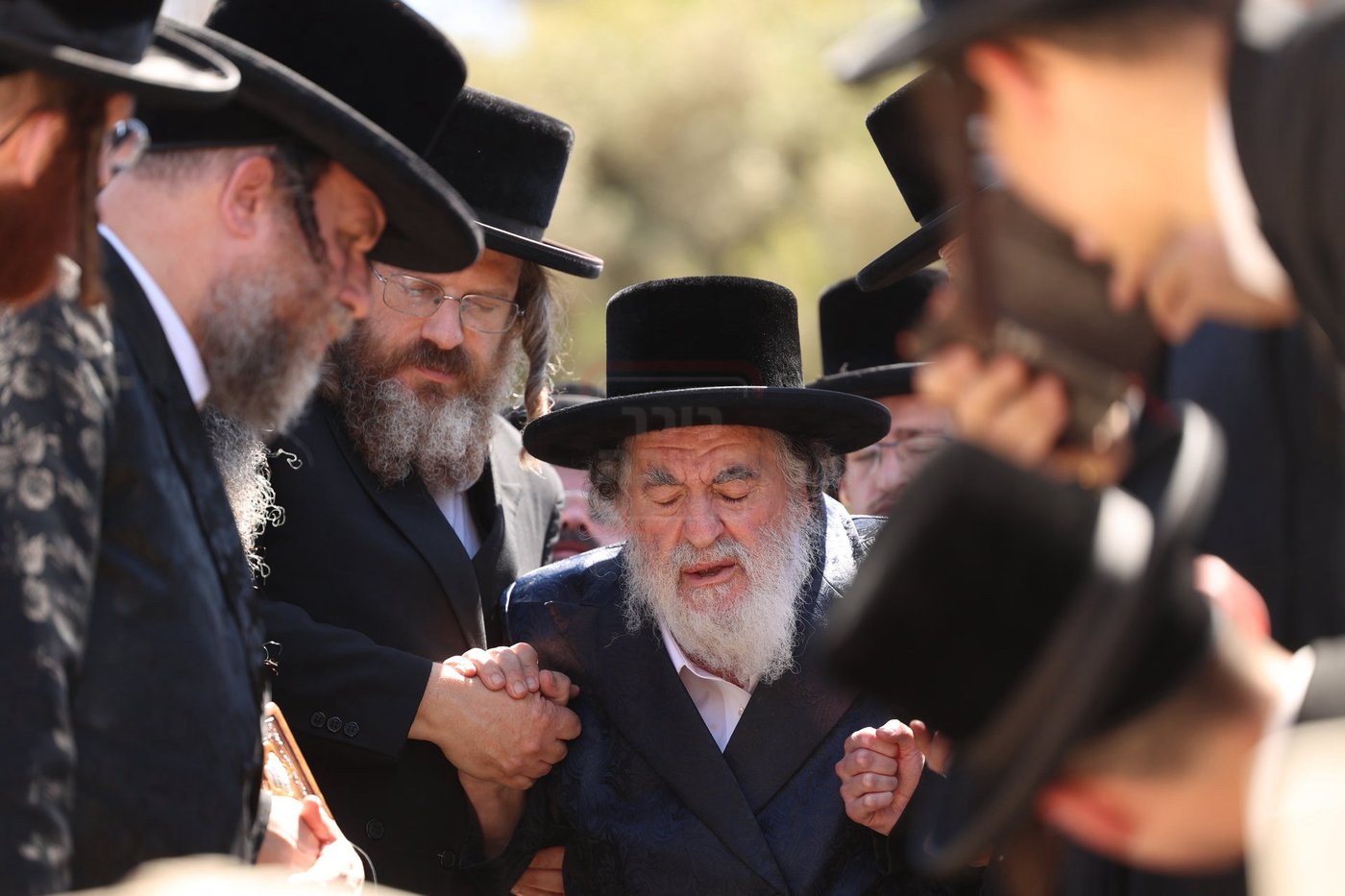 האדמו"ר מויז'ניץ בתפילה בציון ה'דמשק אליעזר' ב'הר הזיתים'
