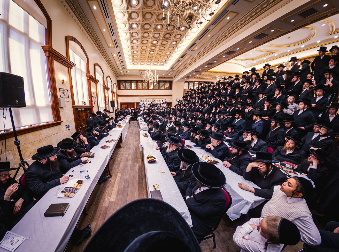 האדמו"ר מטאהש בטיש לחיים לאחר התפילה ביומא דהילולא
