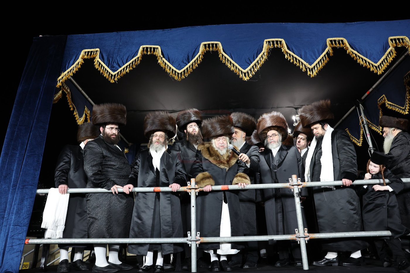 האדמו"ר מקרעטשניף סיגעט זצ"ל בשמחת נישואי נכדתו