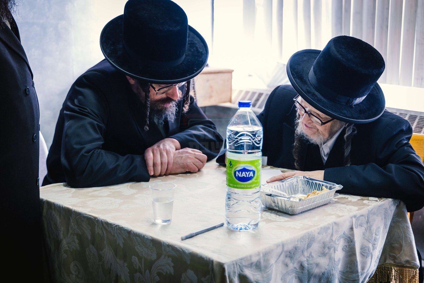 החסידים כותבים קוויטלעך לפני העליה לציון הק' בטאהש