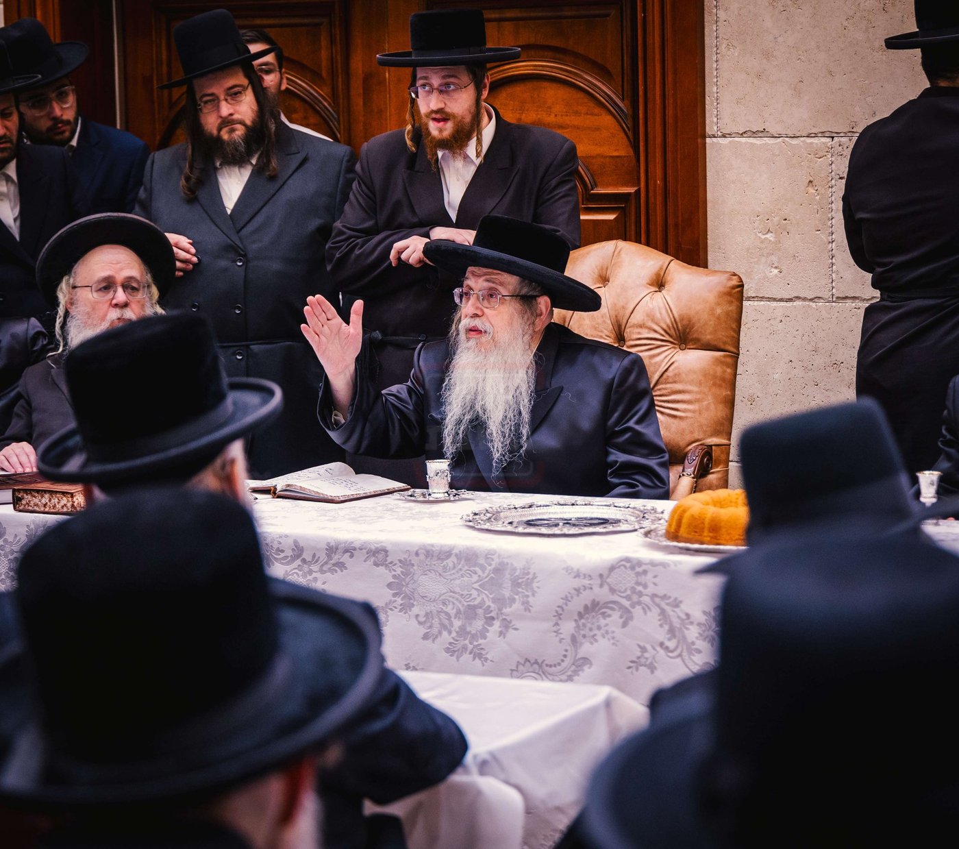 האדמו"ר מטאהש בטיש לחיים לאחר התפילה ביומא דהילולא