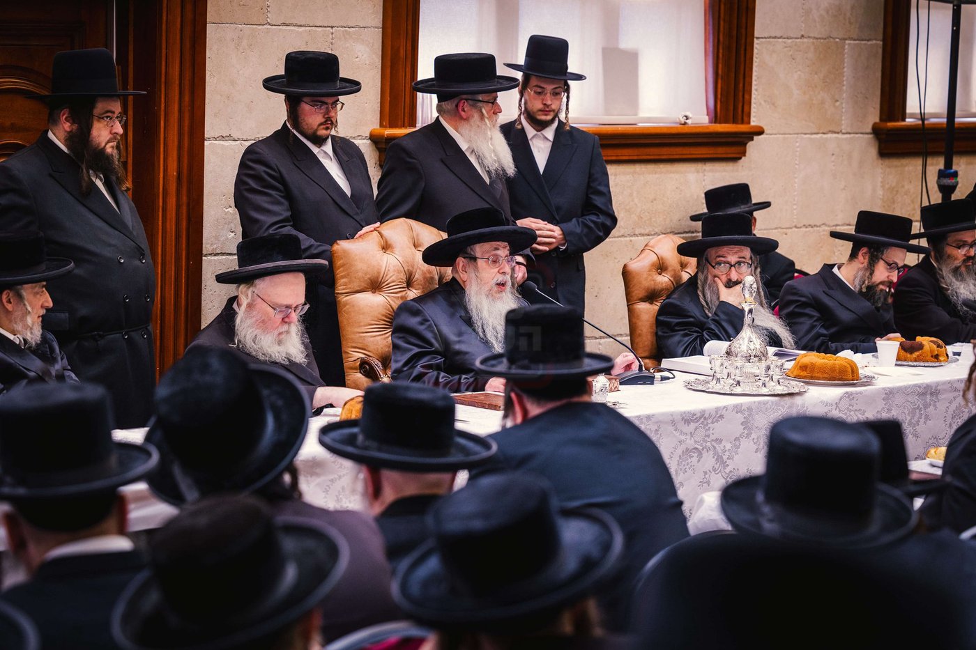 האדמו"ר מטאהש בטיש לחיים לאחר התפילה ביומא דהילולא
