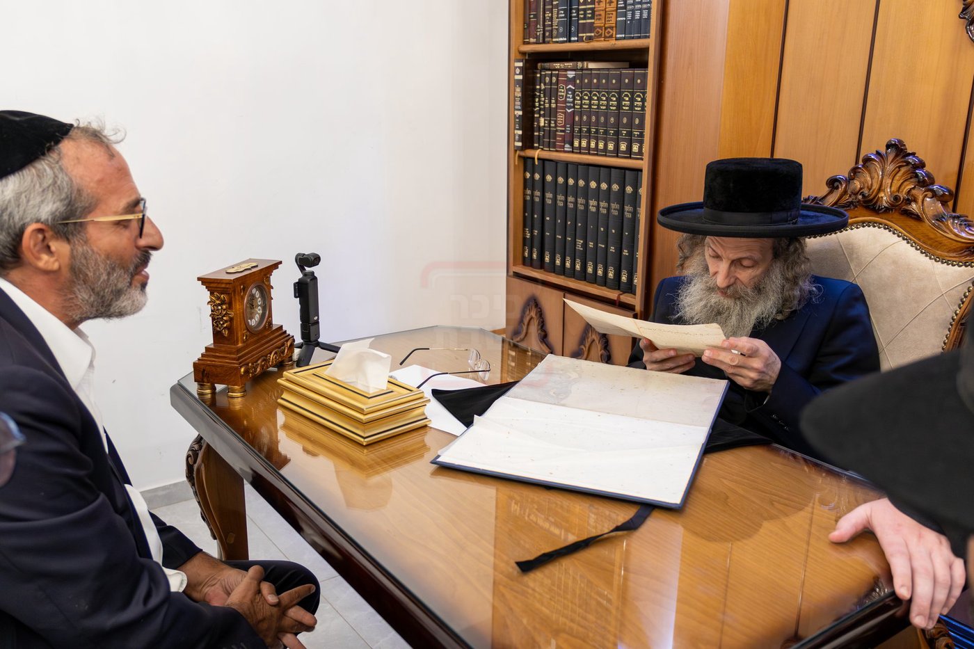 הרה"צ רבי אלימלך בידרמן עם כתב ידו הנדירה של ה'בת עין'