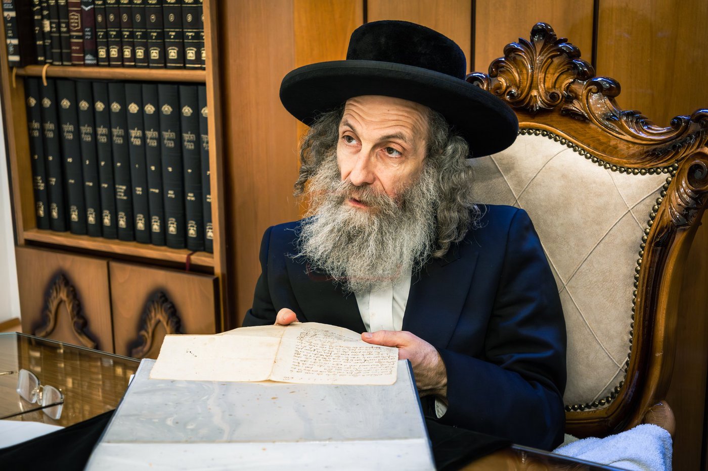 הרה"צ רבי אלימלך בידרמן עם כתב ידו הנדירה של ה'בת עין'