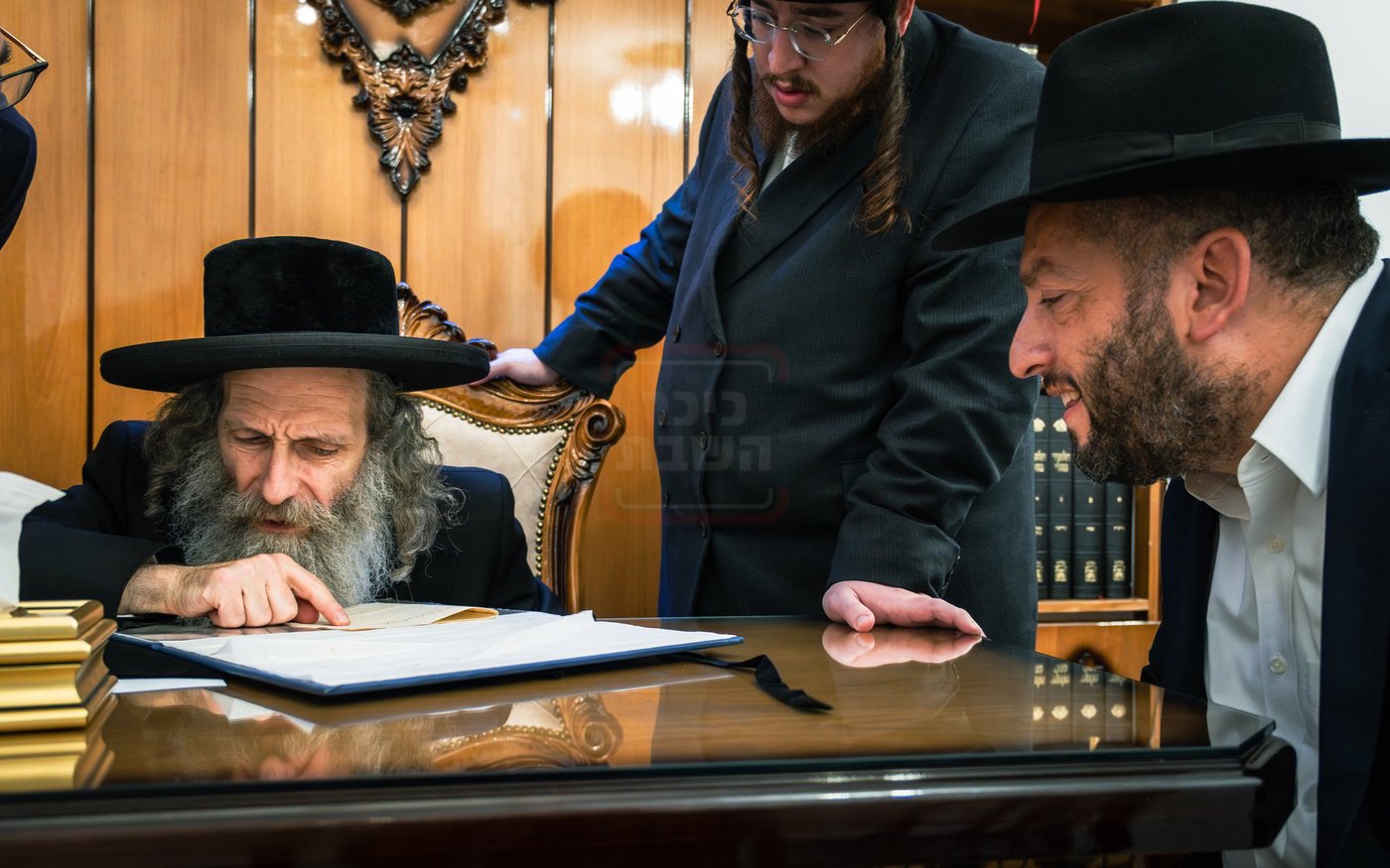 הרה"צ רבי אלימלך בידרמן עם כתב ידו הנדירה של ה'בת עין'