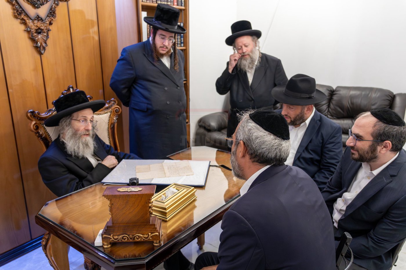 הרה"צ רבי אלימלך בידרמן עם כתב ידו הנדירה של ה'בת עין'