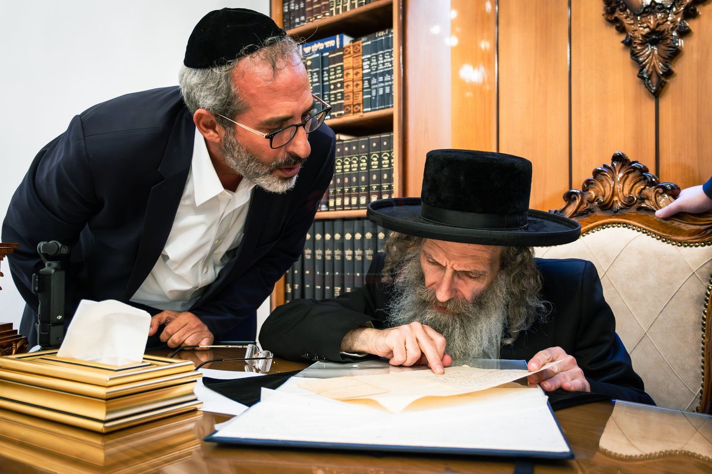 הרה"צ רבי אלימלך בידרמן עם כתב ידו הנדירה של ה'בת עין'