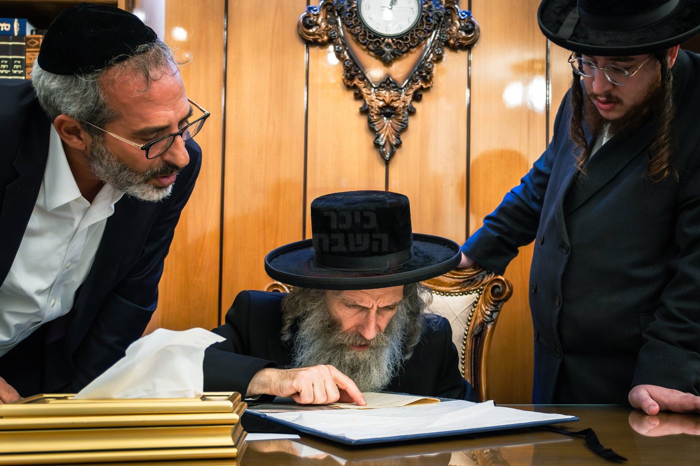 הרה"צ רבי אלימלך בידרמן עם כתב ידו הנדירה של ה'בת עין'