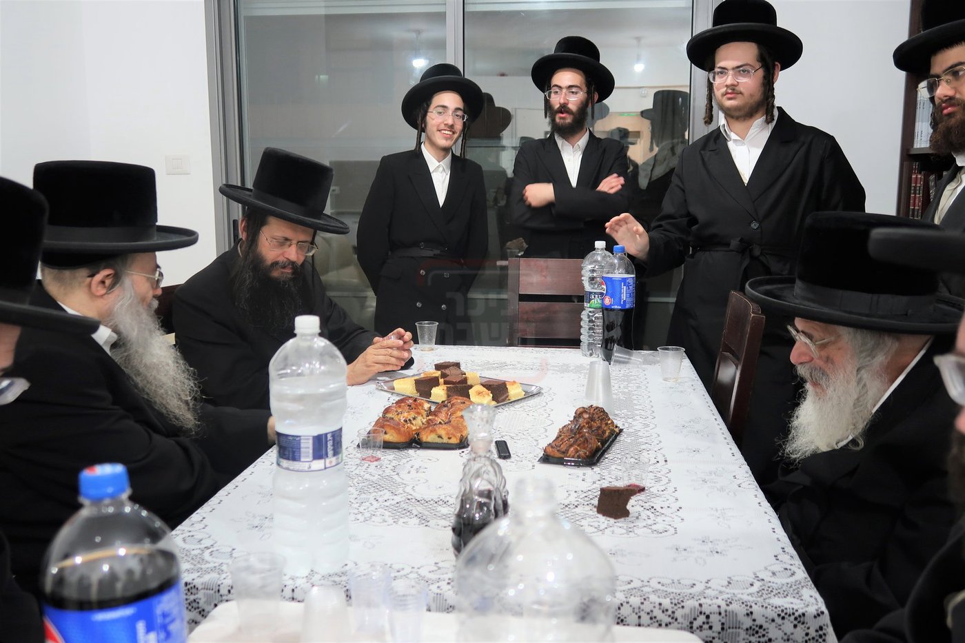 האדמו"ר מחוג חתם סופר בביקור בשכונת מתחם הסופרים בב"ב