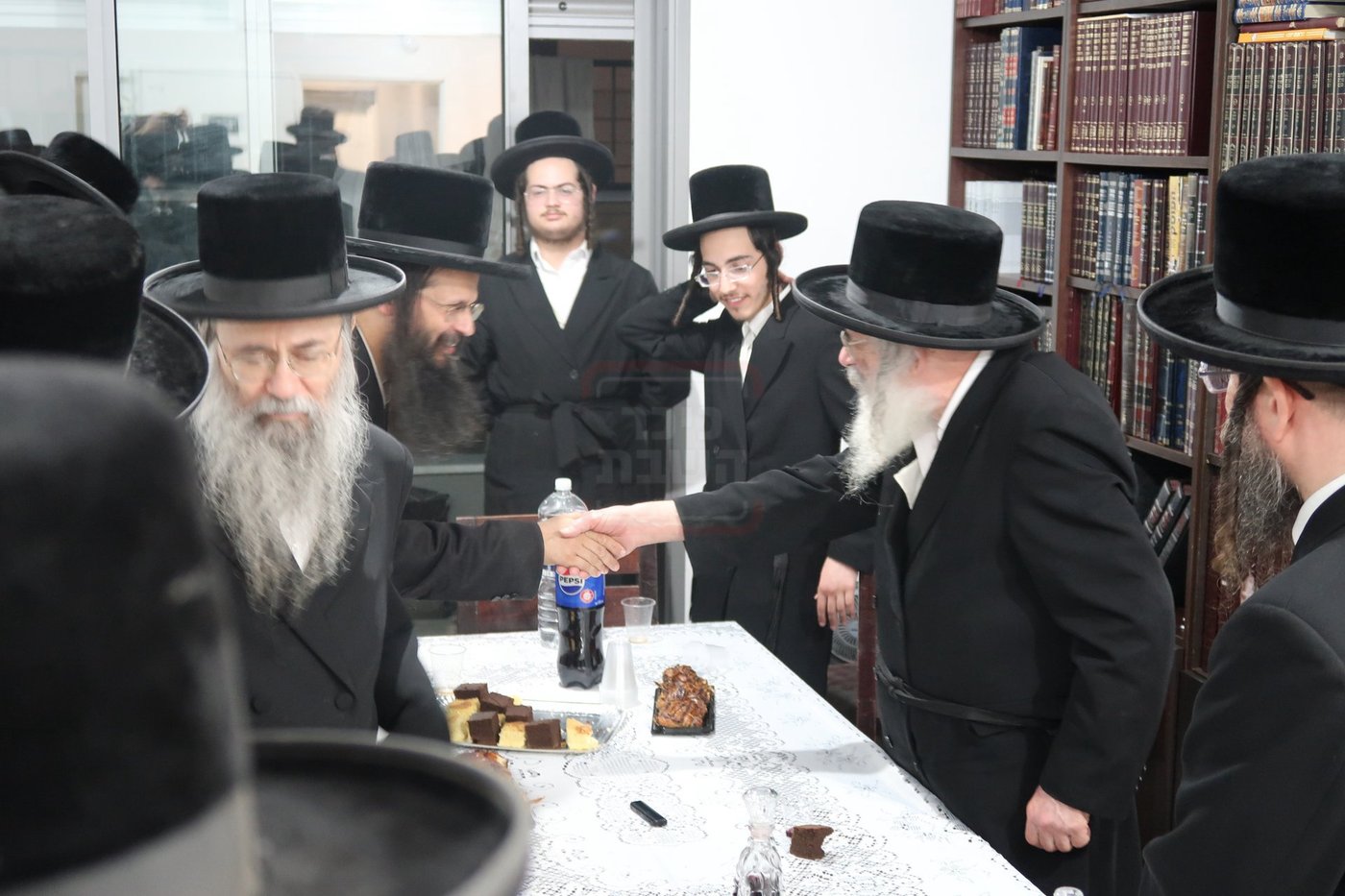 האדמו"ר מחוג חתם סופר בביקור בשכונת מתחם הסופרים בב"ב