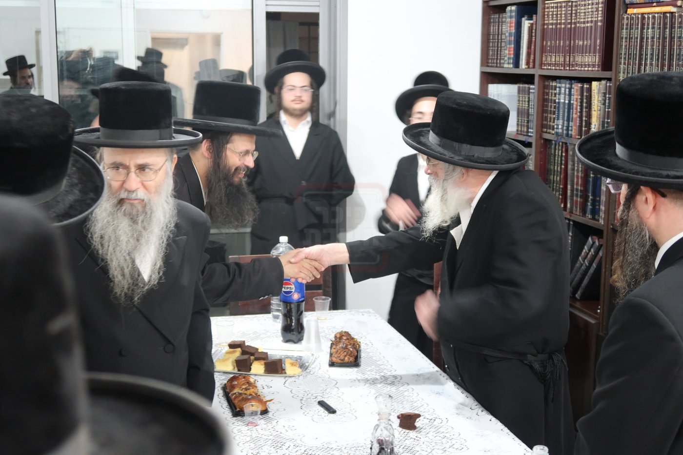 האדמו"ר מחוג חתם סופר בביקור בשכונת מתחם הסופרים בב"ב