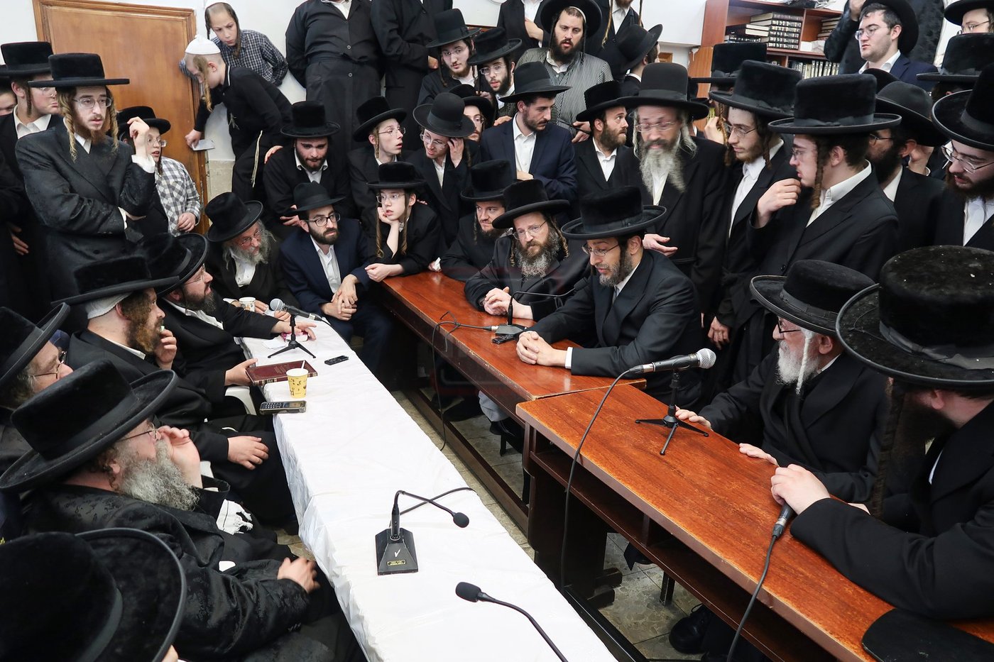 ניחום אבלים בחצה"ק קרעטשניף סיגעט