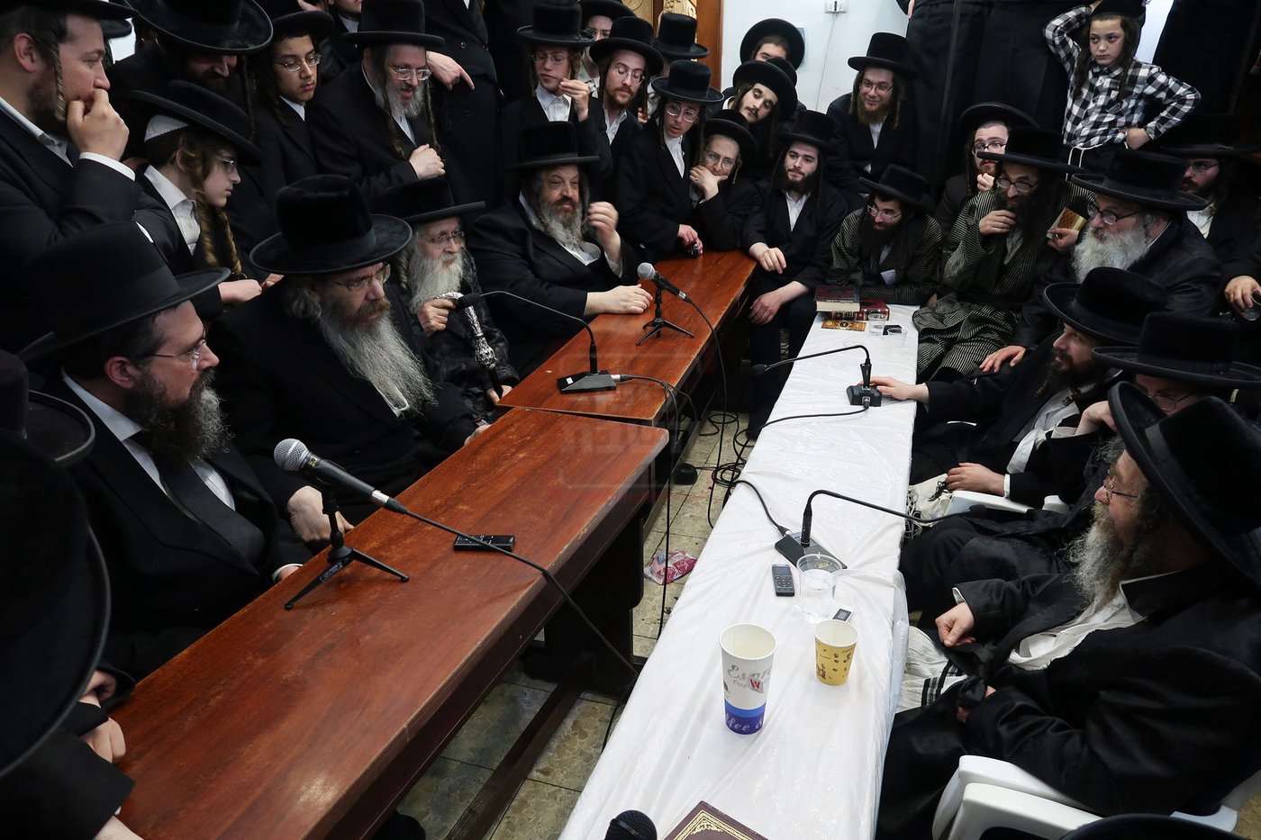 ניחום אבלים בחצה"ק קרעטשניף סיגעט