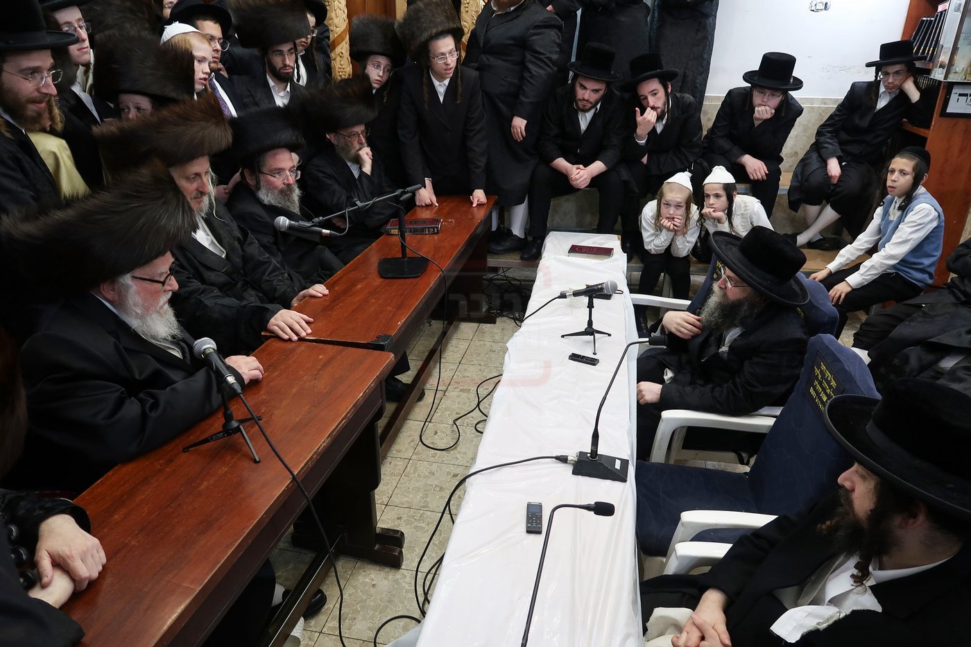 ניחום אבלים בחצה"ק קרעטשניף סיגעט
