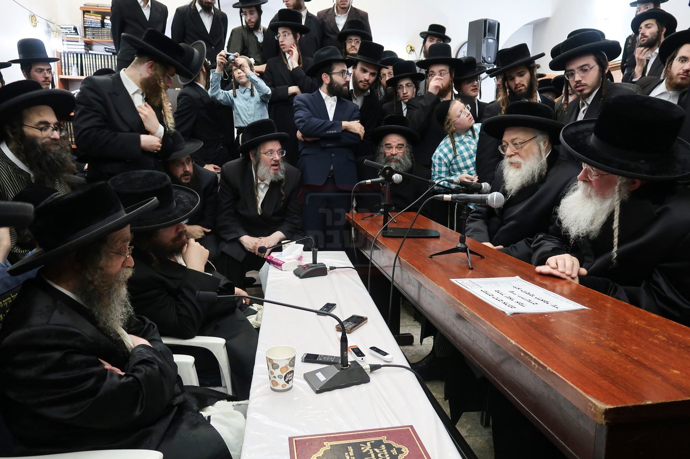 ניחום אבלים בחצה"ק קרעטשניף סיגעט