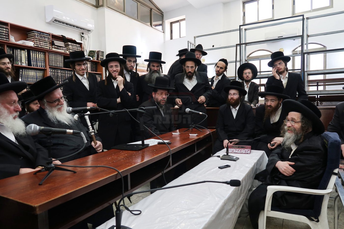 ניחום אבלים בחצה"ק קרעטשניף סיגעט