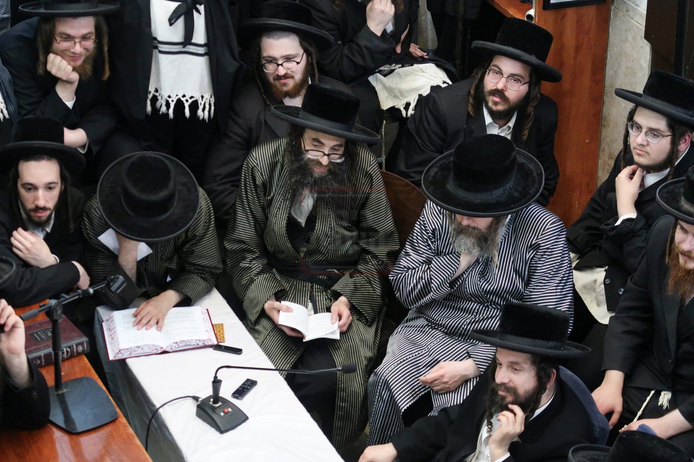 ניחום אבלים בחצה"ק קרעטשניף סיגעט