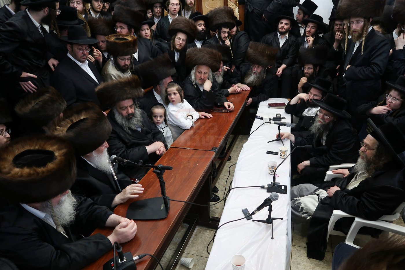 ניחום אבלים בחצה"ק קרעטשניף סיגעט