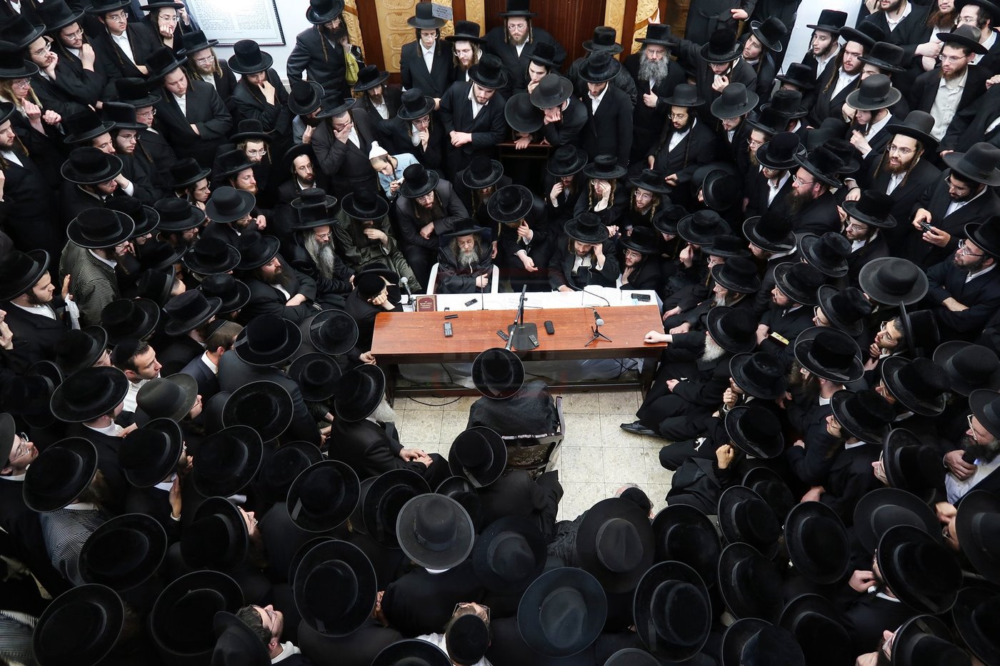 ניחום אבלים בחצה"ק קרעטשניף סיגעט