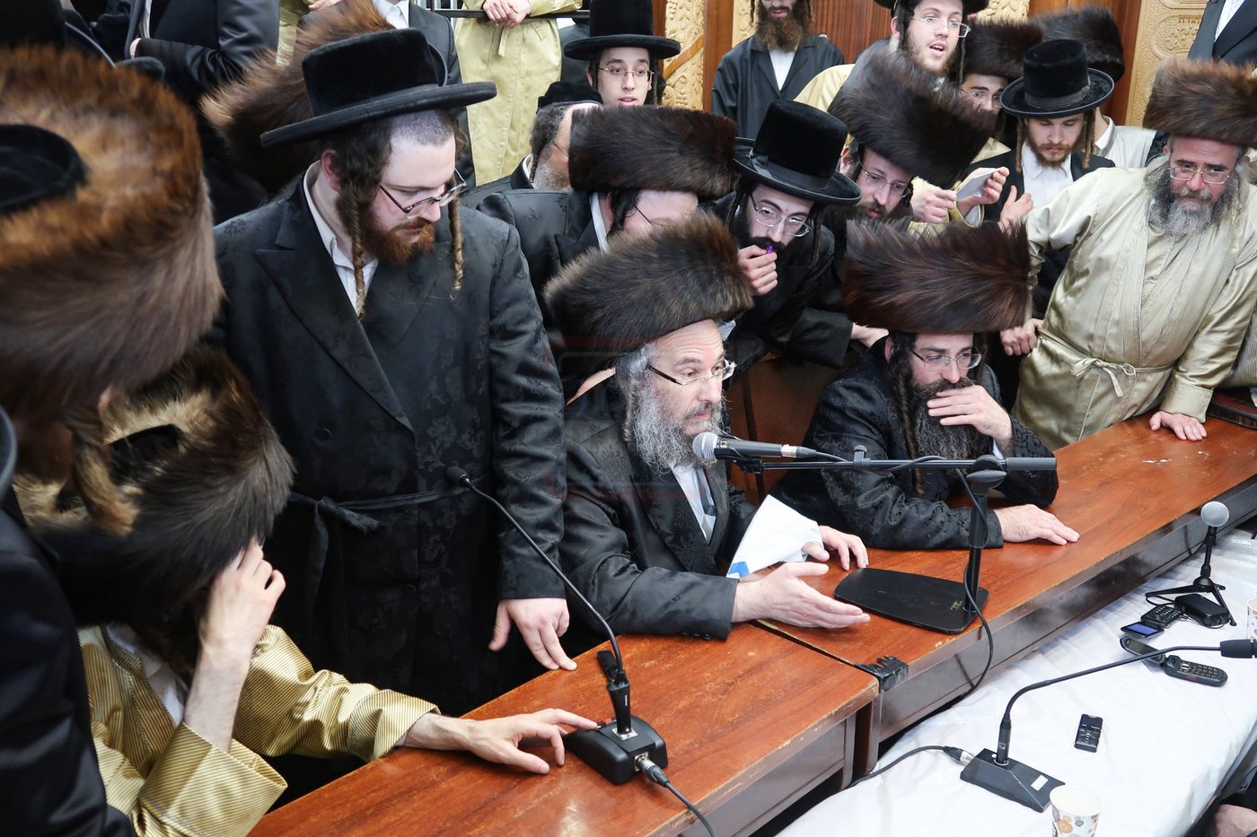 ניחום אבלים בחצה"ק קרעטשניף סיגעט