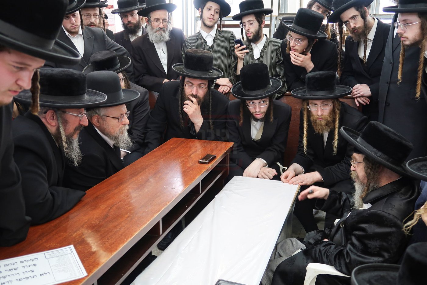 ניחום אבלים בחצה"ק קרעטשניף סיגעט