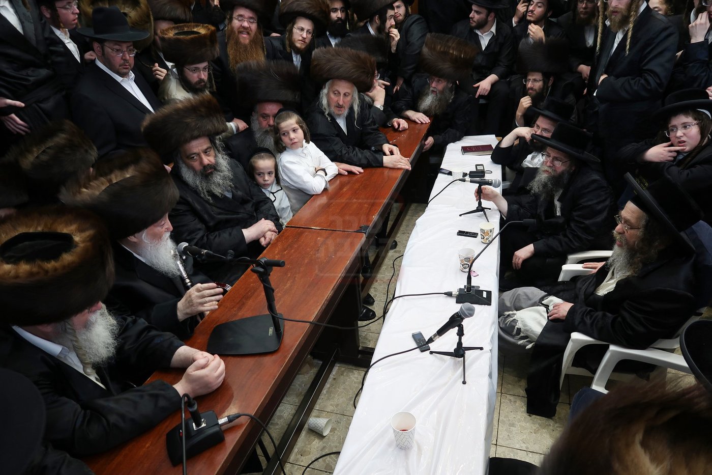 ניחום אבלים בחצה"ק קרעטשניף סיגעט