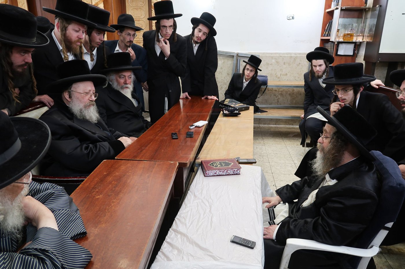ניחום אבלים בחצה"ק קרעטשניף סיגעט