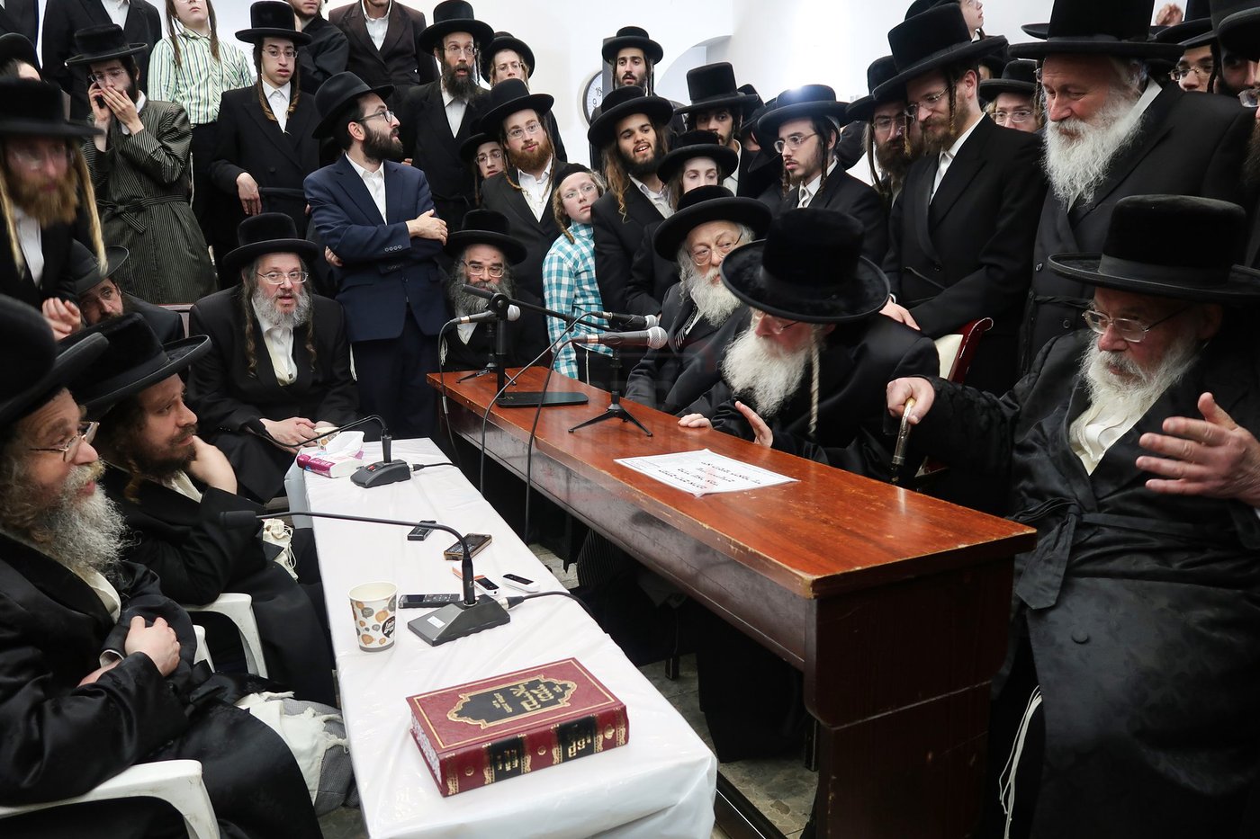 ניחום אבלים בחצה"ק קרעטשניף סיגעט