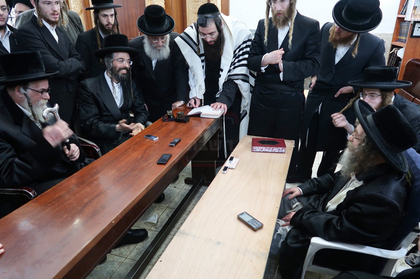 ניחום אבלים בחצה"ק קרעטשניף סיגעט
