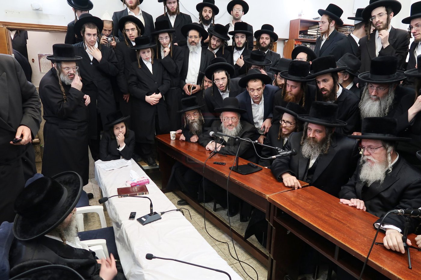 ניחום אבלים בחצה"ק קרעטשניף סיגעט