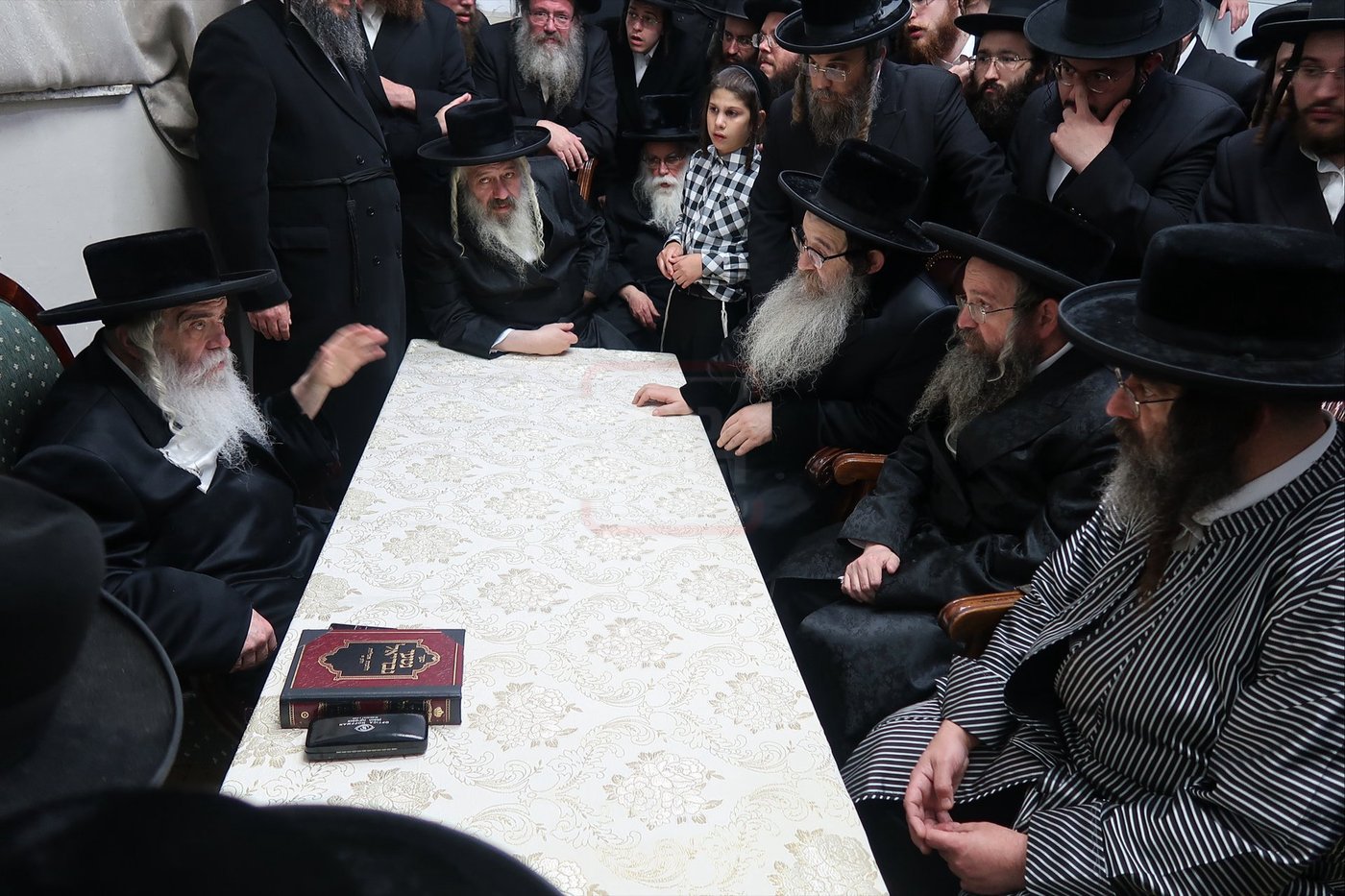 ניחום אבלים בחצה"ק קרעטשניף י-ם
