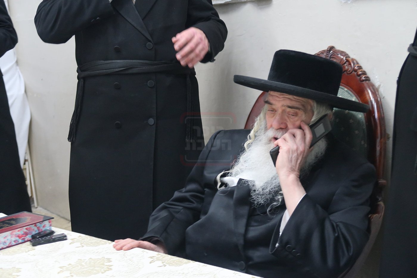 ניחום אבלים בחצה"ק קרעטשניף י-ם
