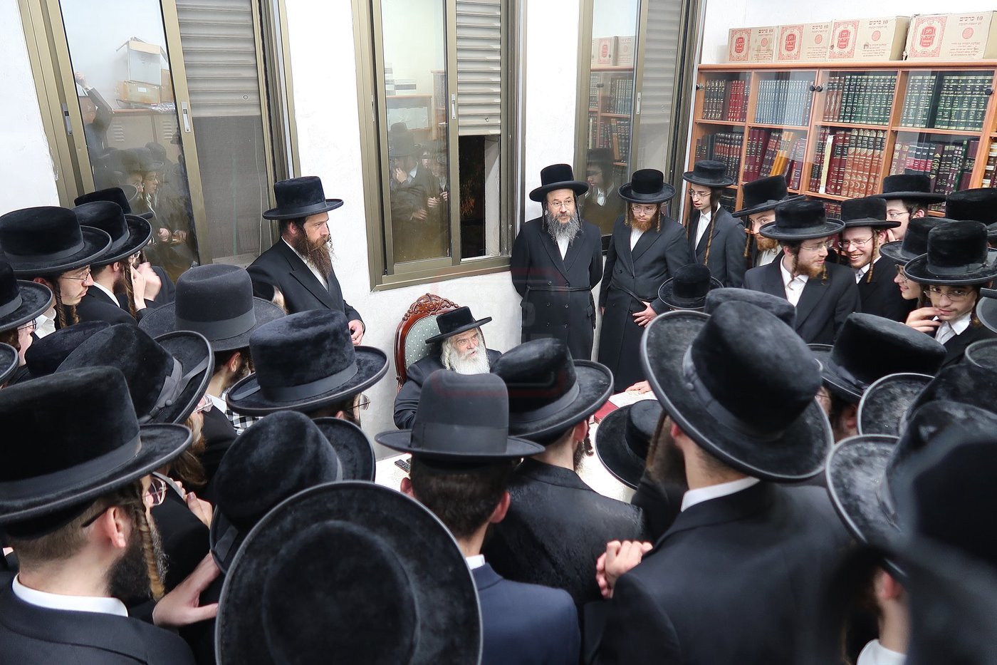 ניחום אבלים בחצה"ק קרעטשניף י-ם